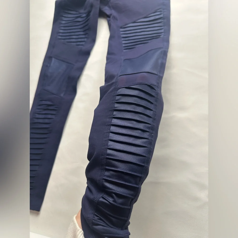 ALO navy low rise leggings. Size small